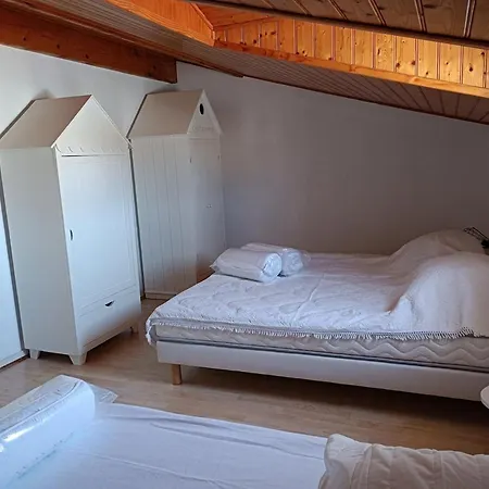 Holiday home Maison A 100 Metres Et Piste Cyclable A 40 Metres
